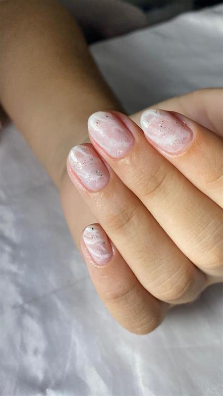 Manicure com esmaltação efeito marmorizado